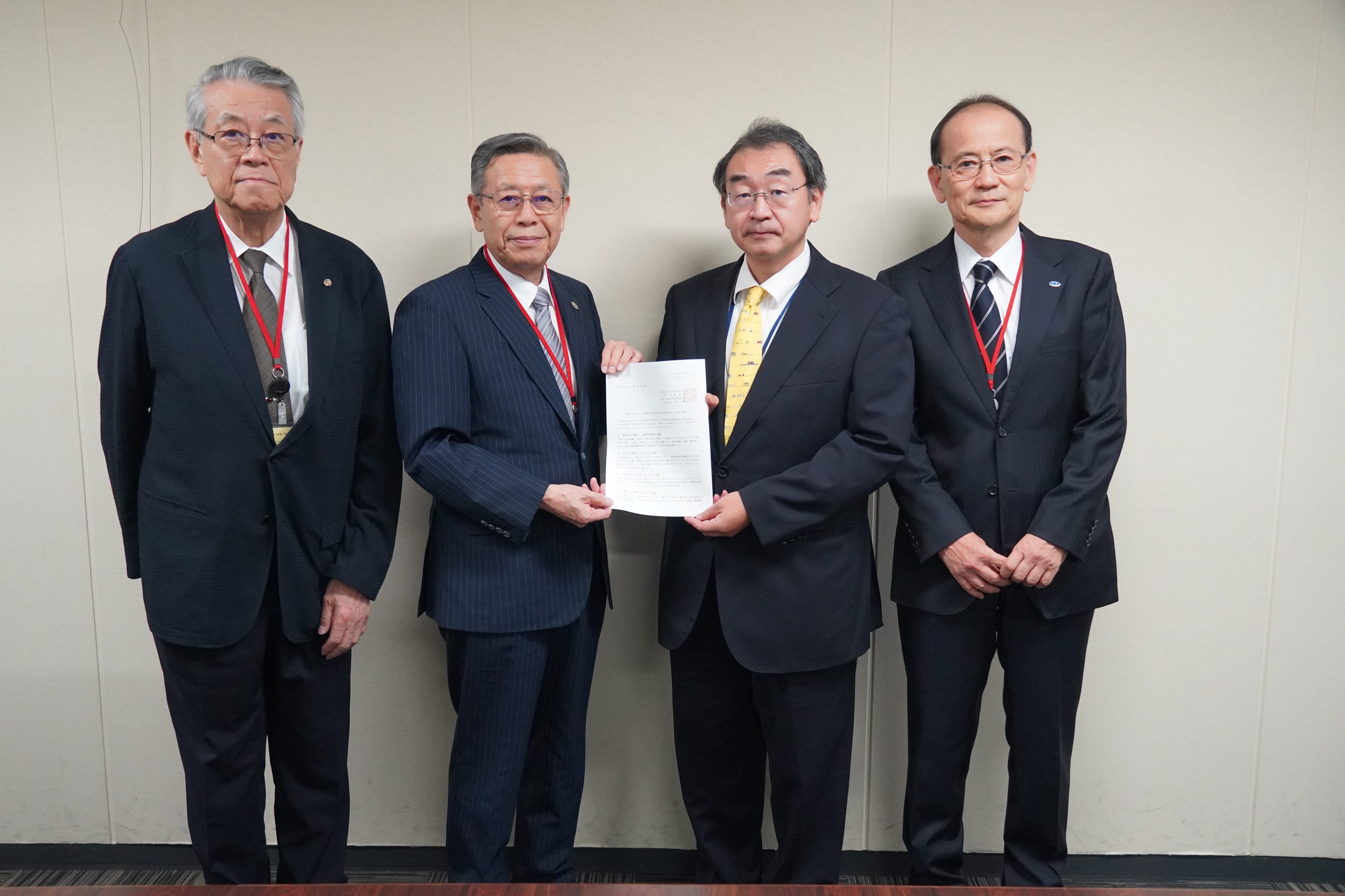 左から有賀委員長、相澤会長、佐々木医政局長、岡副会長